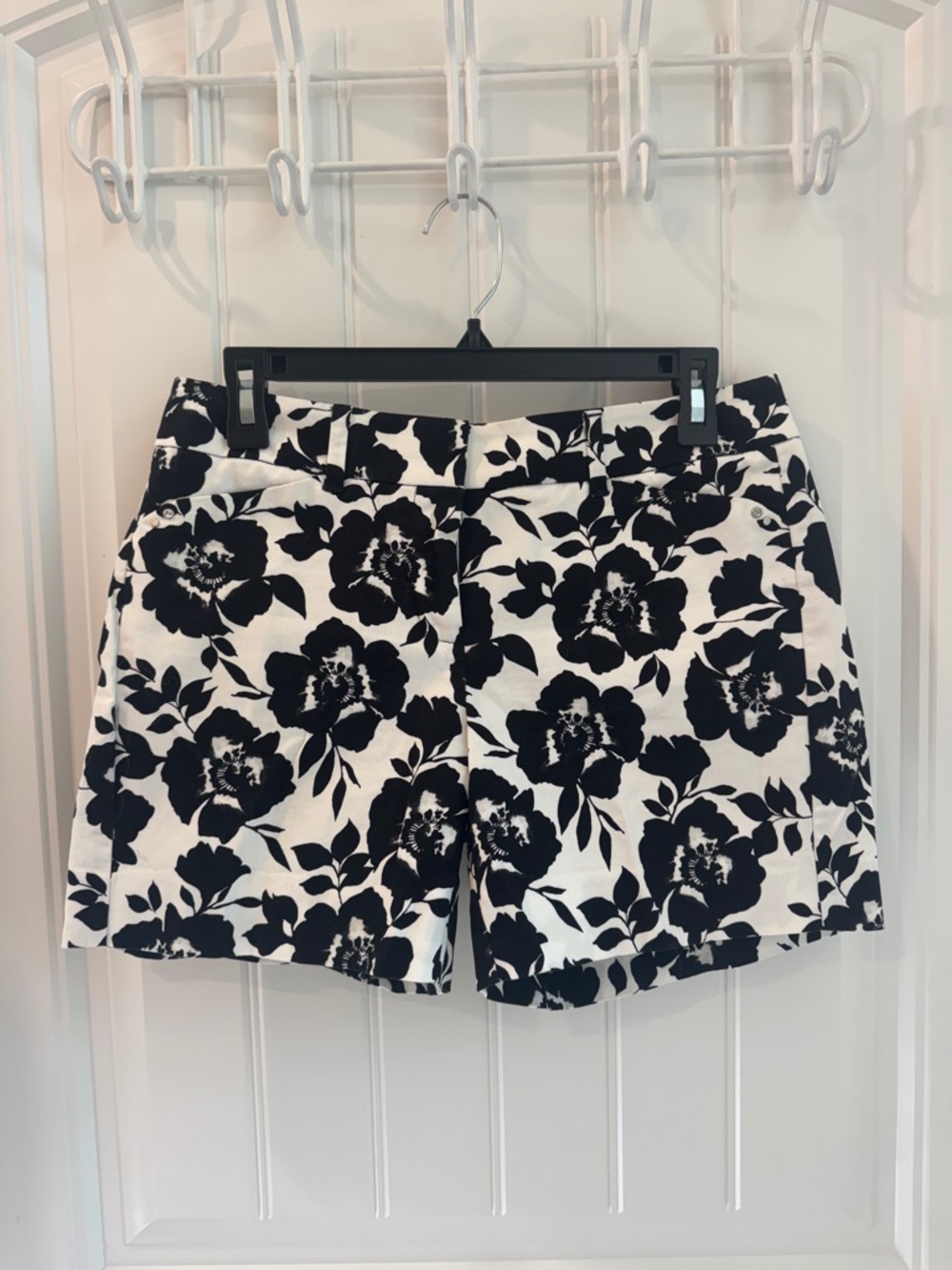 WHBM Mid Rise Floral Print Shorts 2 $68 NWOT Black White Ecru - Picture 5 of 14